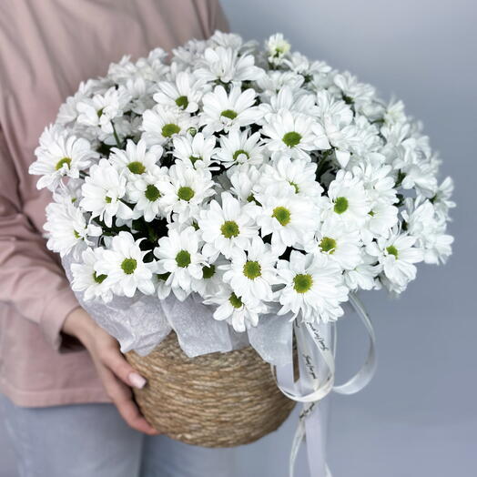 Большая нежная композиция из белых ромашковых хризантем в джутовом кашпо