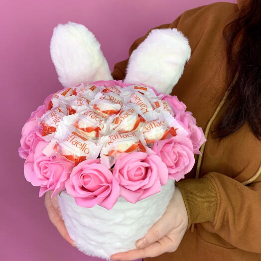 Конфеты Raffaello и мыльные розы в плюшевой коробке зайка(01)
