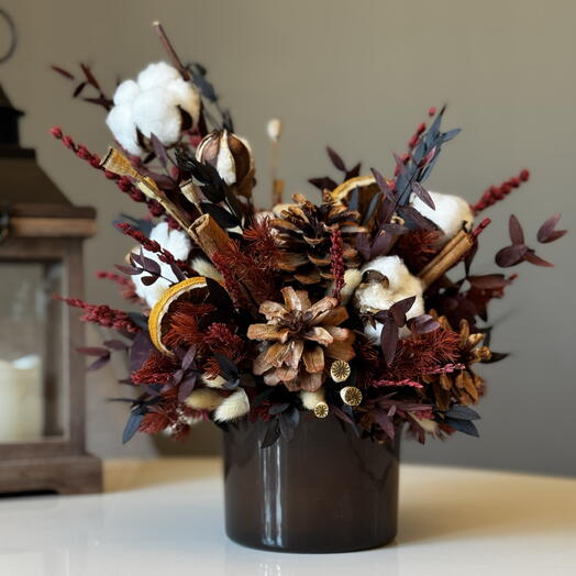 Эффектная интерьерная композиция с мягкими коробочками хлопка, душистой лавандой и апельсиновыми дольками