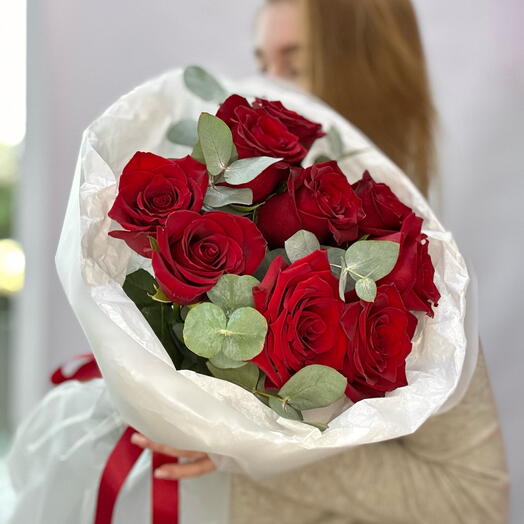 9 красных роз с эвкалиптом