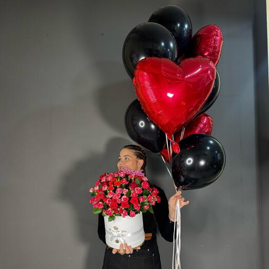 Шикарная коробка кустовых роз и набор шаров «Любящее сердце»