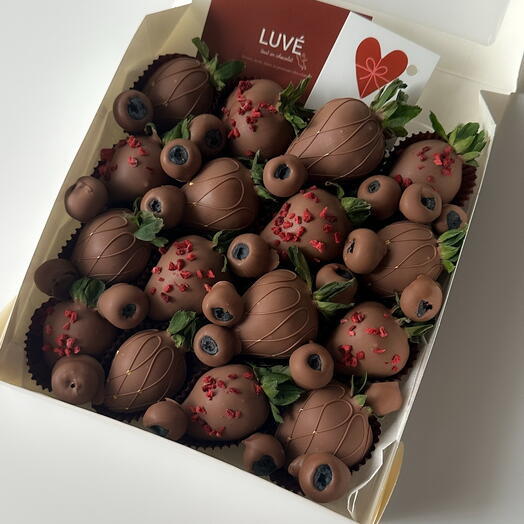 Strawberries in premium chocolate (+blueberries), 16 pcs
