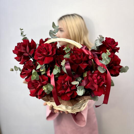 Корзина алых французских роз