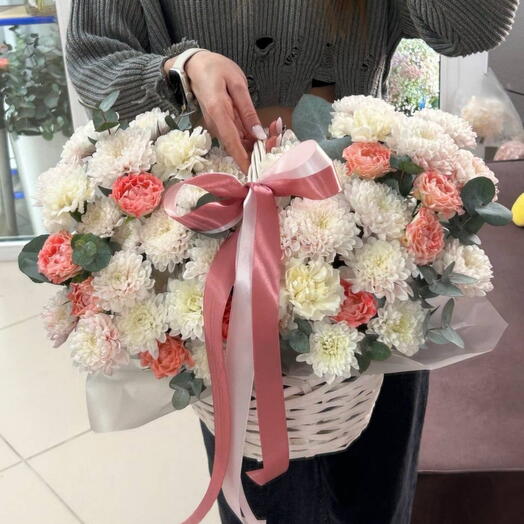 Корзина с хризантемой алтай и кустовой розой