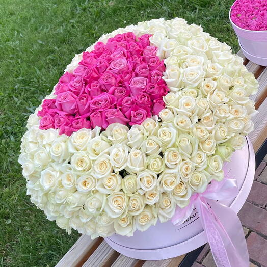 Композиция розовое сердце с белыми розами 💓