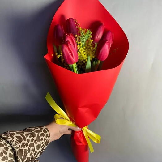 Красные тюльпаны с мимозой