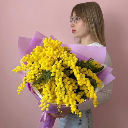 Яркий букет из мимозы к празднику