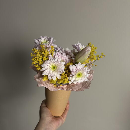 Композиция в стаканчике с тюльпаном и мимозой