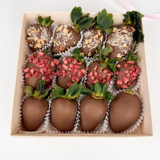 Клубника в молочном шоколаде с миндалем и сублимированной клубникой