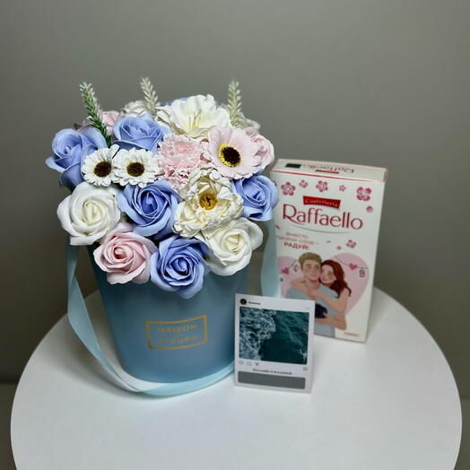 Подарок набор: букет из мыльных цветов, конфеты raffaello, открытка со старающимся слоем
