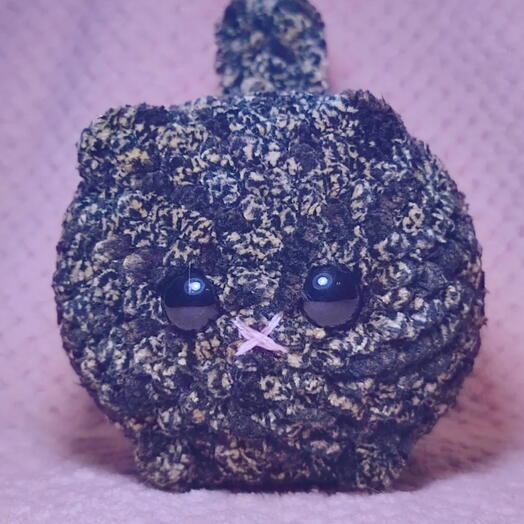 Мягкая вязаная игрушка котик, комплимент к цветам