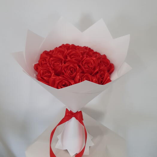 Букет из 17 красных роз из атласной ленты
