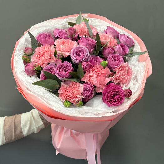 Букет из пионовидной розы, диатуса и эвкалипта
