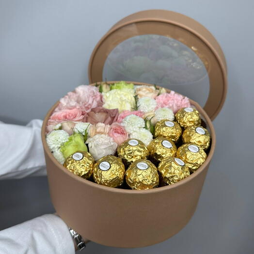 Коробочка в нежной гамме с конфетами Ferrero Rocher