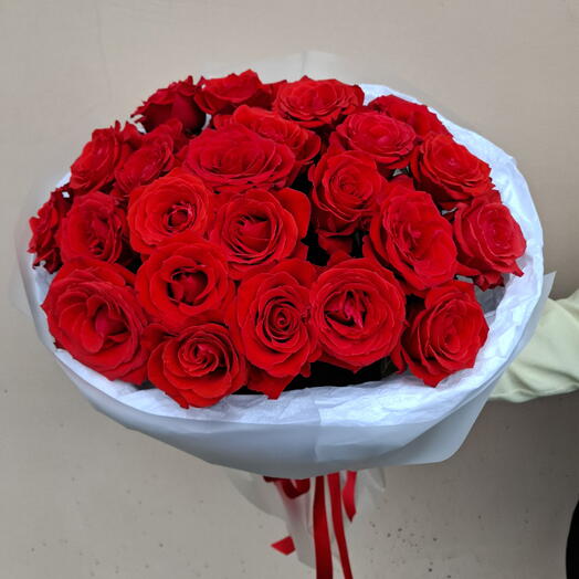 Букет алых роз