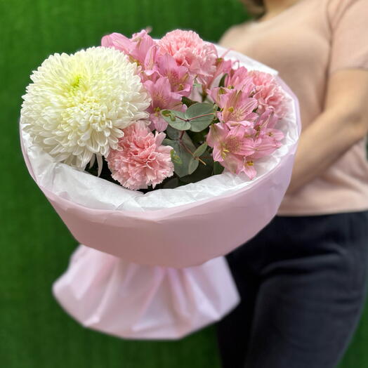 Нежный букет с альстромерией и одноголовой хризантемой🌸