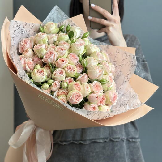 Букет кустовых персиковых роз 🧡