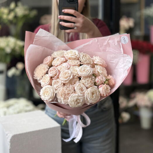 Princess Bouquet - пионовидные кустовые розы с диантусами B22