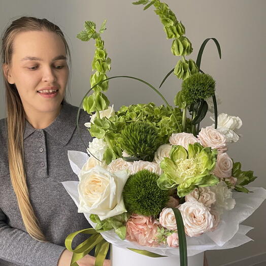 Шляпная коробка с розами и молюцеллой, размер M