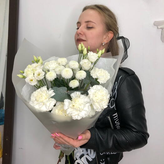 Авторский букет из эустомы, хризантем ньютон, гвоздик