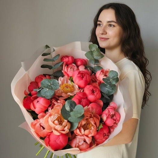 Шикарный букет из 25 пионов с эвкалиптом