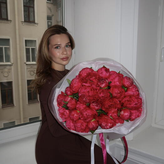 Букет ярких пионов