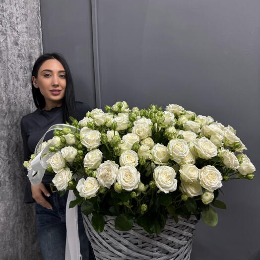 Плетеная корзина из 31 белой кустовой розы
