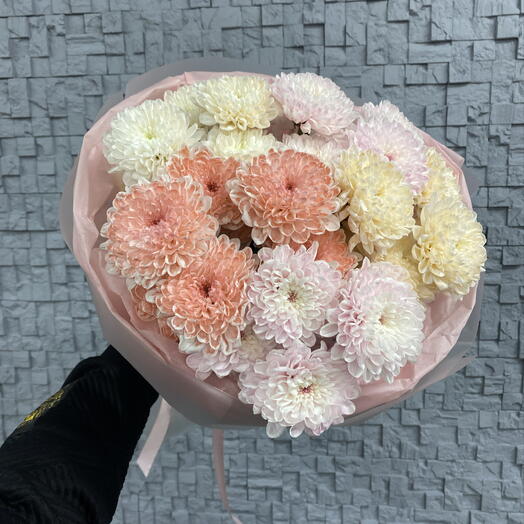 Букет из нежных кустовых хризантем