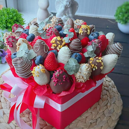 Клубника в шляпной коробке