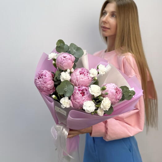 Авторский букет с пионом, эвкалиптом и кустовой гвоздикой 🌸