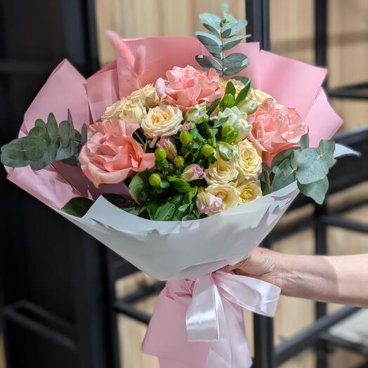 Букет 💕 из кустовых роз, французских роз, альстромерий, гиперикума, эвкалипта