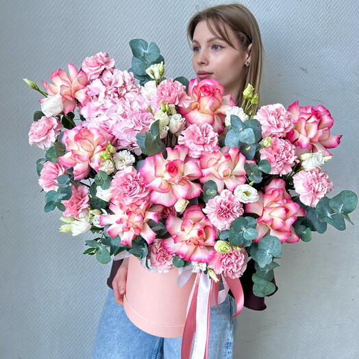 Французские розы и диантусы в шляпной коробке, Джумилия, арт 34 Flower Perfect