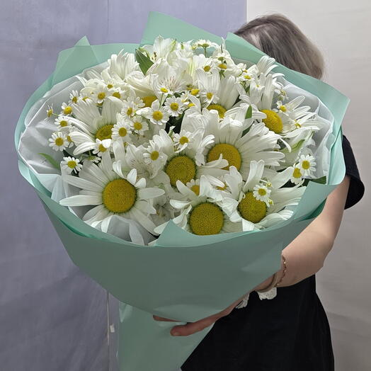 Букет из ромашек, камиллы ромашки, альстромерии