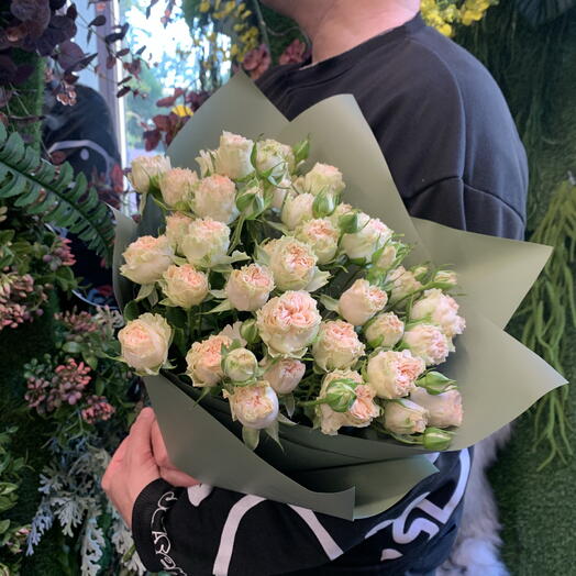 Букет из 7 пионовидных кустовых роз