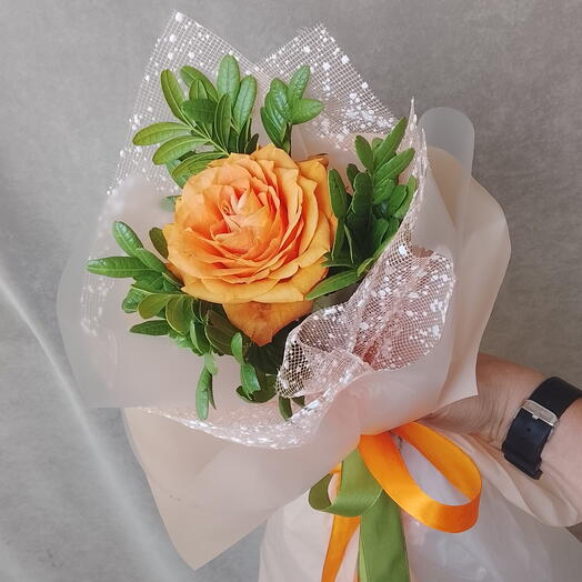 Роза оранжевая с зеленью в авторской упаковке 🧡