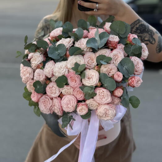 Шикарный бокс с пионовидными кустовыми розами и эвкалиптом B98