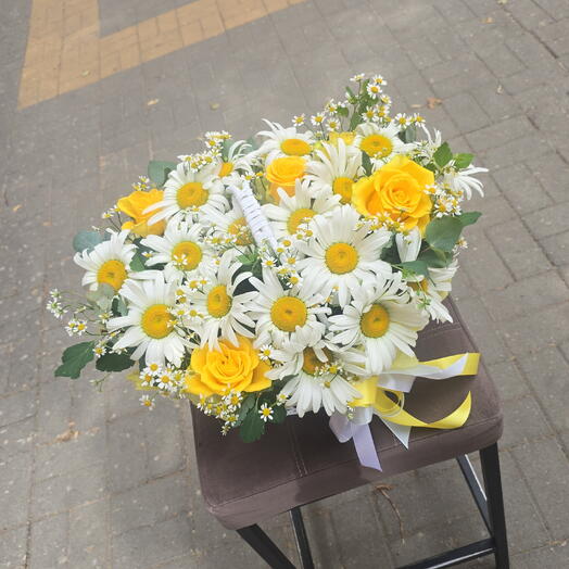 Корзина с ромашками и розами💛💛💛