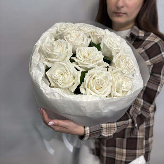 11 белых пионовидных роз