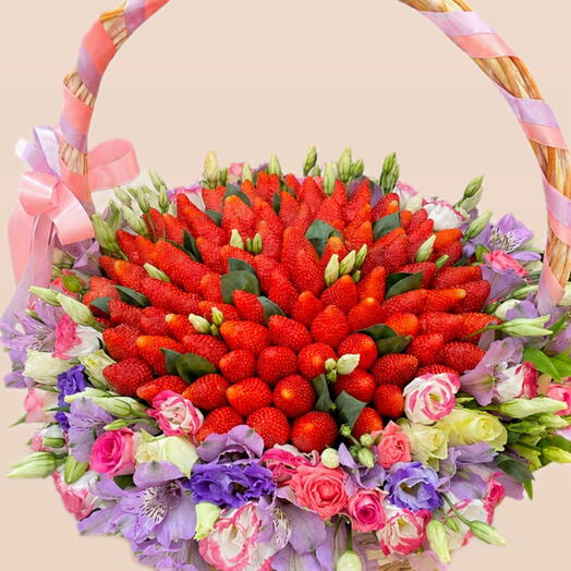 Клубничная корзина с цветами