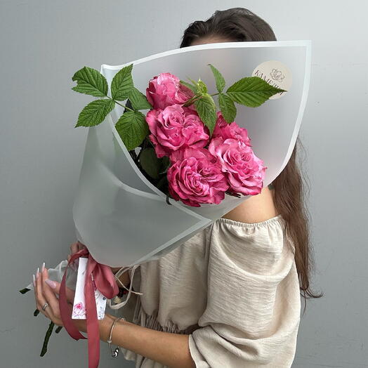 Букет из пионовидных роз и малины 💗