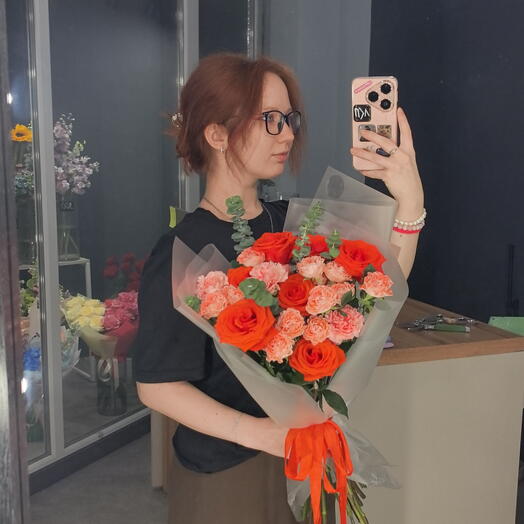 Букет с красными розами