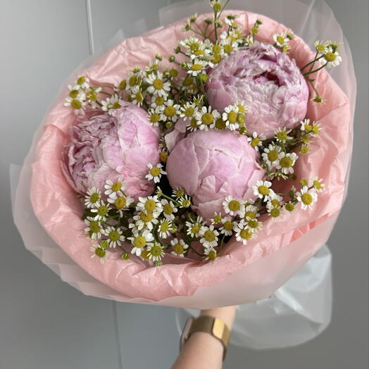 Букет из пионов с ромашками