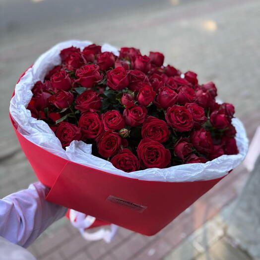 Кустовые розы в бочонке