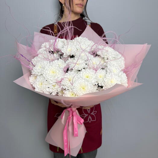 Букет из 9 белых кустовых хризантем "Белое облако" в розовой упаковке