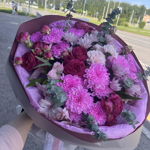 Букет из хризантем и кустовых роз «Малиновый пунш»