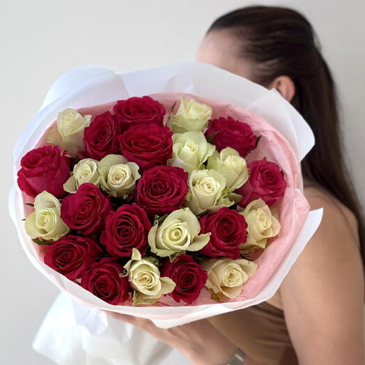Букет из 25 белых и розовых роз из свежей поставки 🥰