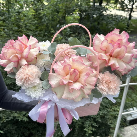Композиция в сумочке с французскими ажурными розами