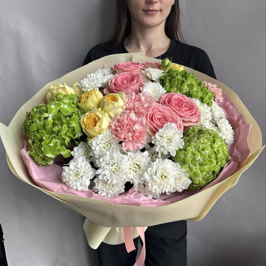 Букет большой с гортензией ,розами и кустовой розой , родным подарок цветы купить