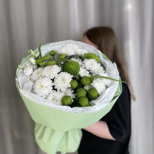 Бело-зеленый букет из хризантемы