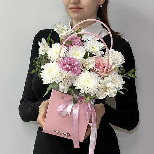 Композиция в сумочке из кустовой хризантемы, альстромерии, цветных гвоздик и розы